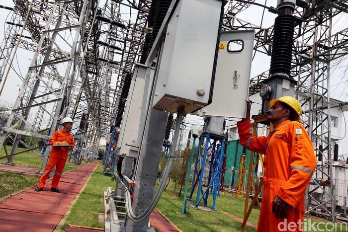 PT PLN siagakan trafo bergerak 30 MVA, di Gardu Induk Karet, Jakarta, saat terjadi penghentian sementara aliran listrik  di sekitar daerah Karet, Benhil, Petamburan, Pejompongan, dan Palmerah. File/detikFoto.