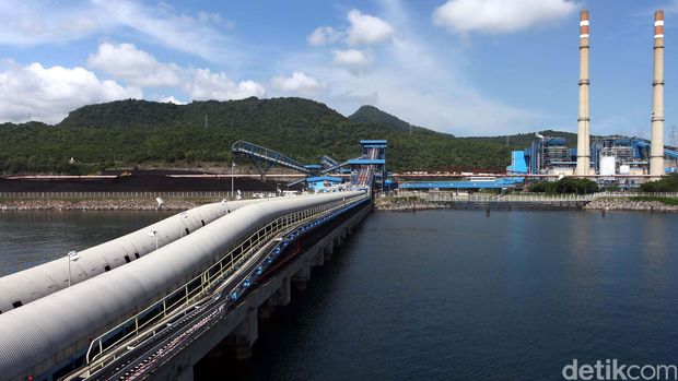 Pusat Listrik Tenaga Uap Paiton, di Probolinggo, Jawa Timur, Kamis (30/5). Pusat Listrik Tenaga Uap (PLTU) milik PJB unit 1 dan 2 dibentuk pada tahun 1993 berkapasitas 2x400 Mega Volt. Mampu memproduksi energi listrik rata-rata 4.924 Gwh pertahun yang disalurkan melalui Jaringan Transmisi Tegangan Tinggi 500kv ke sistem interkoneksi Jawa-Madura-Bali.  File/detikFoto.