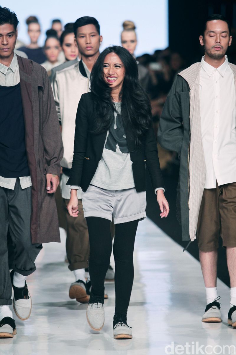 Kleting Titis Wigati dengan label ready-to-wearnya Kle Karya Kleting Titis Wigati dengan label ready-to-wearnya Kle. Garis rancang Kle yang minimalis, clean dan edgy masih turut dihadirkan sang desainer di koleksi Spring/Summer 2014 ini. Namun untuk show kali ini, Kleting menampilkan sesuatu yang baru, yaitu debut koleksi menswear di Fashion Tent, Jakarta Fashion Week, Selasa (22/10/2013).