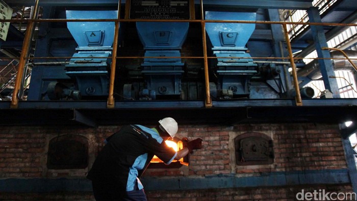 Para pekerja melakukan operasional rutin di Pembangkit Listrik Tenaga Uap (PLTU) Pangkalan Bun, Kalimantan Tengah, Selasa (13/11). PLTU dibawah naungan energi provider PT Exploitasi Energi Indonesia Tbk (E2I) tersebut akan menggenjot kemampuan produksi mulai tahun depan dari 2x7 MW pada tahun 2012 menjadi  2x50 MW.