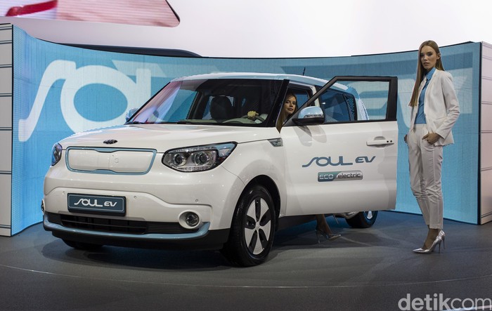Mobil Listrik KIA Soul Produsen mobil Korea, KIA akhirnya meliris harga jual dari mobil listrik Soul EV. Mobil listrik itu dijual seharga US$ 34.495 atau mencapai Rp 407 jutaan.