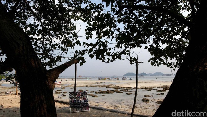 Pantai Pasir Putih, yang berlokasi di Desa Tarahan, Lampung Selatan ini, salah satunya memilki pesona keindahan dan menjadi favorit para wisatawan. Pantai Pasir Putih memiliki air laut yang berwarna hijau kebiruan yang secara harmonis menyatu dengan halus dan indahnya hamparan pasir putih di sepanjang tepian pantainya.