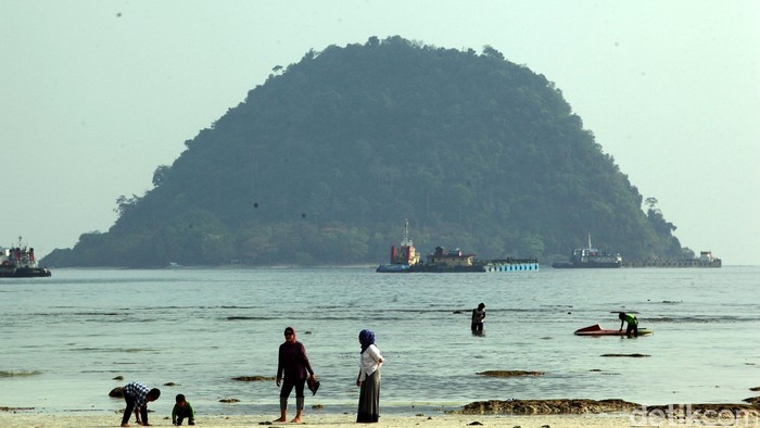 Pantai Pasir Putih, yang berlokasi di Desa Tarahan, Lampung Selatan ini, salah satunya memilki pesona keindahan dan menjadi favorit para wisatawan. Pantai Pasir Putih memiliki air laut yang berwarna hijau kebiruan yang secara harmonis menyatu dengan halus dan indahnya hamparan pasir putih di sepanjang tepian pantainya.