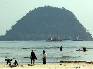 Pesona Pantai Pasir Putih Lampung: Harga Tiket, Rute, dan Jam Buka