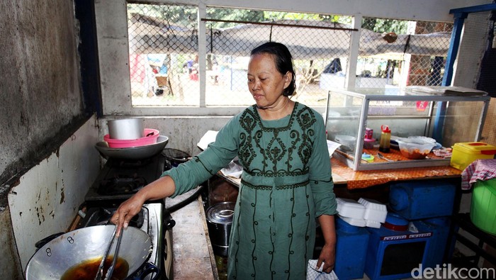 Keputusan PT Pertamina menaikkan harga elpiji nonsubsidi ukuran tabung 12 kilogram Rp1.500 per kilogram berpengaruh kepada berbagai sektor ekonomi. Pemilik rumah makan atau restoran menjadi salah satu pihak yang merasa resah dan keberatan dengan keputusan tersebut.
