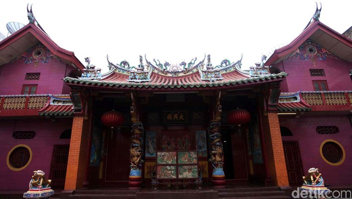 Sebuah vihara dgn arsitektur khas tionghua berdiri megah di jalan ikan kakap Telukbetung, Bandar Lampung. Vihara ini didirikan pada tahun 1850, oleh Po Heng. Namun pada tahun 1883, vihara ini rusak parah akibat letusan gunung Krakatau.