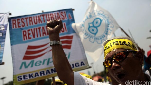 Karyawan Merpati Demo di DPR