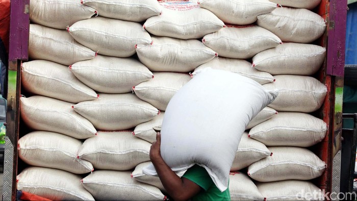 Aktifitas di Pasar Induk Beras Cipinang, Jakarta Timur, Selasa (29/01/13), kembali menggeliat. Distribusi beras pun yang dikirim dari daerah-daerah mulai membanjiri Pasar Induk Beras Cipinang, Jakarta Timur.
