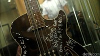 Gitar bass tersebut bermerek Ibanez warna merah marun yang diberikan Trujillo melalui rekan Jokowi yang juga seorang promotor acara musik, Jonathan Liu. (Foto: Rachman Haryanto)