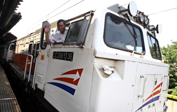 Direktur Utama PT KAI Ignasius Jonan blusukan ke Stasiun Gambir. Jakarta (18/9/2014) Orang nomor 1 di PT KAI ini menyempatkan diri untuk mengecek kereta Argo Parahyangan jurusan Jakarta- Bandung.