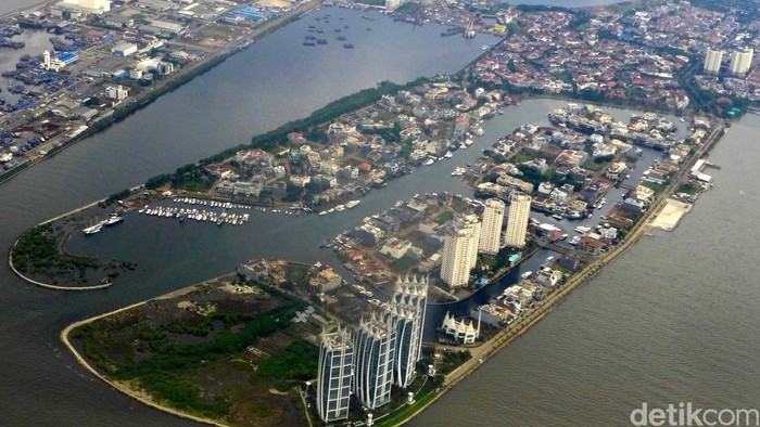 Foto udara wilayah ibukota dilihat dari kawasan Pantai Utara Jakarta, Kamis, (30/5). Badan Pusat Statistik (BPS) mencatat pertumbuhan ekonomi Indonesia hingga kuartal I-2013 hanya 6,02 persen, turun dibandingkan periode yang sama tahun lalu yang mencapai 6,3 persen. File/detikFoto.