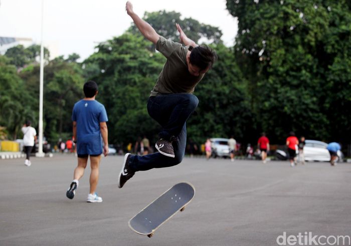 Bermain Skateboard di GBK Aktivitas komunitas Senayan Skateboarder di Gelora Bung Karno (GBK) di kawasan Senayan.