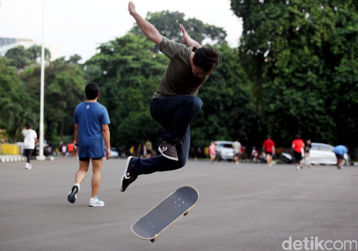 Aktivitas komunitas Senayan Skateboarder di Gelora Bung Karno (GBK) di kawasan Senayan.