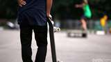 Satpol PP Bubarkan Pemuda yang Main Skateboard di JPO FKUI Salemba
