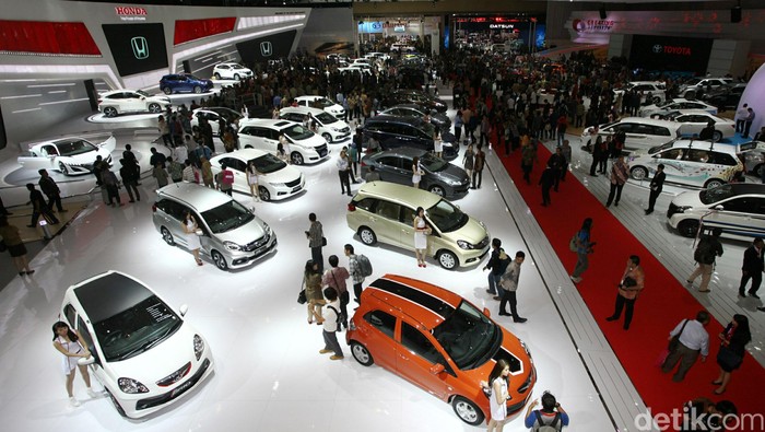 Pengunjung memadati area pameran Indonesia International Motor Show 2014 di JIEXPO, Kemayoran, Jakarta, Kamis (18/9/2014). IIMS 2014 akan menampilkan 36 merek dari anggota Gabungan Industri Kendaraan Bermotor (Gaikindo).