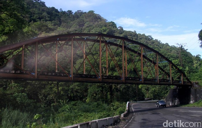 Lembah anai padang panjang sebagai hutan yang dilindungi dan menjadi objek wisata di Nagari Singgalang, Kecamatan Sepuluh Koto, Kabupaten Tanah Datar, Propinsi Sumatra Barat. lembah anai ini banyak dikunjungi wisatawan mancanegara maupun local ,sepanjang lembah anai sejuk dikelilingi pemandangan yang sangat indah. File/detikFoto.