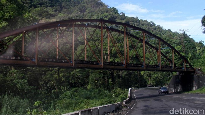 Lembah anai padang panjang sebagai hutan yang dilindungi dan menjadi objek wisata di Nagari Singgalang, Kecamatan Sepuluh Koto, Kabupaten Tanah Datar, Propinsi Sumatra Barat. lembah anai ini banyak dikunjungi wisatawan mancanegara maupun local ,sepanjang lembah anai sejuk dikelilingi pemandangan yang sangat indah. File/detikFoto.