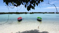 Pulau Pari memiliki pasir putih yang bersih dan halus. Terkenal dengan sunsetnya, kunjungan ke pulau cantik ini akan semakin sempurna di akhir senja. (Agung Pambudhy)