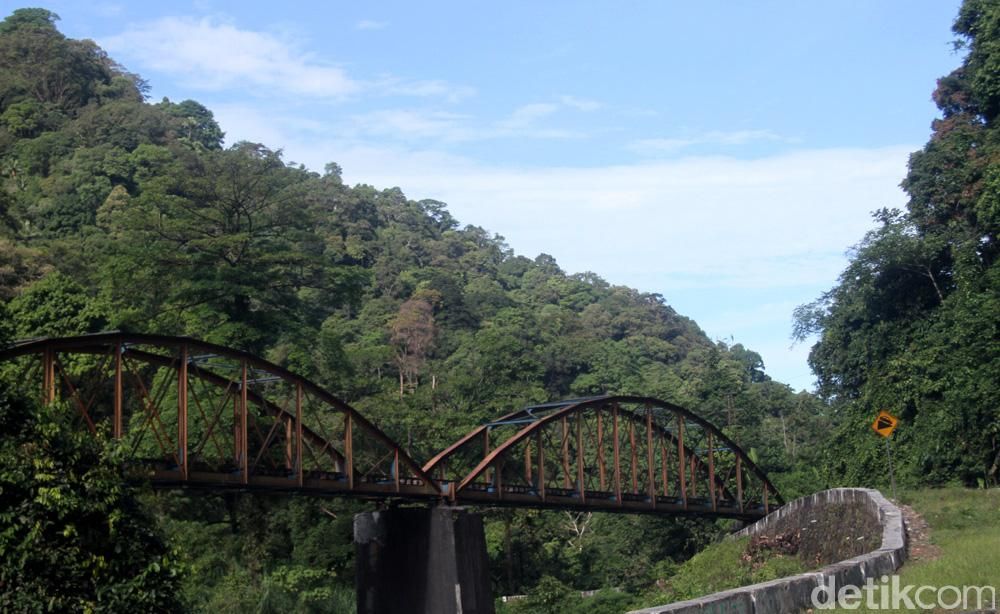 Lembah anai padang panjang sebagai hutan yang dilindungi dan menjadi objek wisata di Nagari Singgalang, Kecamatan Sepuluh Koto, Kabupaten Tanah Datar, Propinsi Sumatra Barat. lembah anai ini banyak dikunjungi wisatawan mancanegara maupun local ,sepanjang lembah anai sejuk dikelilingi pemandangan yang sangat indah. File/detikFoto.