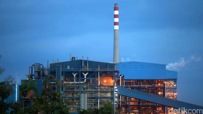 Matahari terbit dengan pemandangan PLTU Paiton di Probolinggo, Jawa Timur, Kamis (30/5). Komplek PLTU Paiton yang terdiri dari 3 operator yaitu PT Pembangkit Jawa Bali, Paiton Energy dan Jawa Power mampu memproduksi 4750 Mega Volt yang dihasilkan dari 9 unit berbahan bakar batu bara. File/detikFoto.