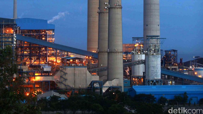 Matahari terbit dengan pemandangan PLTU Paiton di Probolinggo, Jawa Timur, Kamis (30/5). Komplek PLTU Paiton yang terdiri dari 3 operator yaitu PT Pembangkit Jawa Bali, Paiton Energy dan Jawa Power mampu memproduksi 4750 Mega Volt yang dihasilkan dari 9 unit berbahan bakar batu bara. File/detikFoto.