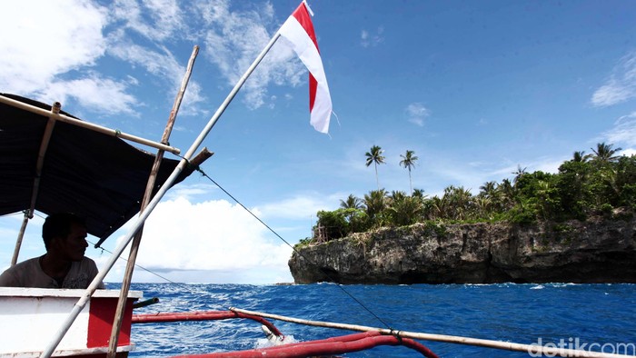 Pesona keindahan pantai pasir putih di kepulauan Miangas, Sulawesi Utara. Sebagai kepulauan terluar milik Republik Indonesia yang tidak berjauhan dengan negara tetangga Filipina, Kepulauan Miangas memilik pesona pantai yg indah namun cukup jarang di kunjungin oleh para wisatawan. File/detikFoto.