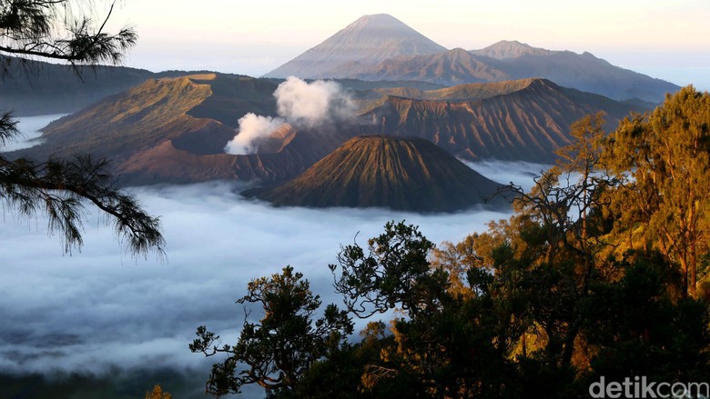 Gunung Bromo Keindahan Abadi Gunung Bromo dikenal dengan sejuta keindahan panoromanya sekaligus mistis sehingga menyodorkan suasana berbeda dibandingkan gunung lainnya.