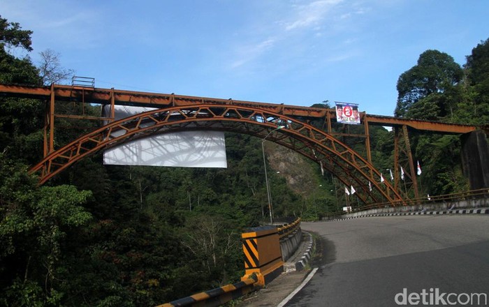 Lembah Anai Padang Panjang Lembah anai padang panjang sebagai hutan yang dilindungi dan menjadi objek wisata di Nagari Singgalang, Kecamatan Sepuluh Koto, Kabupaten Tanah Datar, Propinsi Sumatra Barat. lembah anai ini banyak dikunjungi wisatawan mancanegara maupun local ,sepanjang lembah anai sejuk dikelilingi pemandangan yang sangat indah. File/detikFoto.