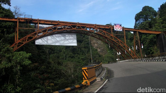 Lembah Anai Padang Panjang Lembah anai padang panjang sebagai hutan yang dilindungi dan menjadi objek wisata di Nagari Singgalang, Kecamatan Sepuluh Koto, Kabupaten Tanah Datar, Propinsi Sumatra Barat. lembah anai ini banyak dikunjungi wisatawan mancanegara maupun local ,sepanjang lembah anai sejuk dikelilingi pemandangan yang sangat indah. File/detikFoto.
