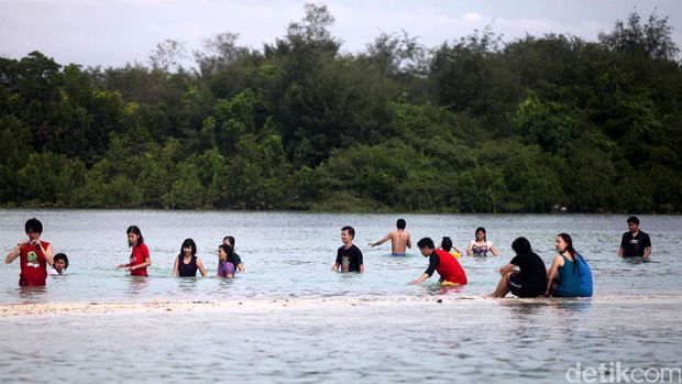 Keindahan Pantai Pasir Perawan Wisatawan menikmati keindahan Pantai Pasir Perawan yang terletak di Pulau Pari, Kabupaten Kepulauan Seribu, Jakarta, Minggu (16/12). Hamparan pasir yang lembut akan ditawarkan oleh 'Pantai Pasir Perawan' yang ada di Pulau Pari. File/detikFoto.