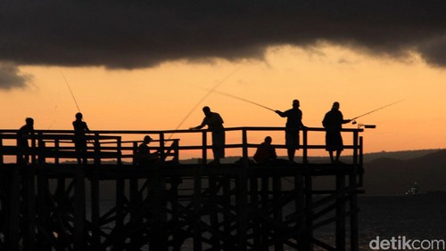 Satu diantara pesona Kabupaten Banyuwangi adalah keindahan matahari terbit (sunrise). Di Pesisir Ketapang, wisatawan bisa menyaksikan detik-detikkemunculan matahari yang cukup menawan. Selain itu, tak sedikit wisatawan yang memancing di Selat Bali tersebut, Kamis (27/7/2012). File/detikFoto.