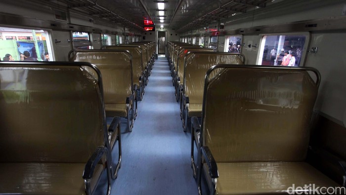 Kerata Ekonomi Krakatau jurusan Merak, Pasar senen, Madiun PT KAI telah resmi beroperasi pada hari ini di Stasiun Merak, Banten. Kereta ini merupakan produksi PT INKA Madiun. Bagaimana kondisi dan rupa kereta ini, yuks kita lihat. File/detikFoto.