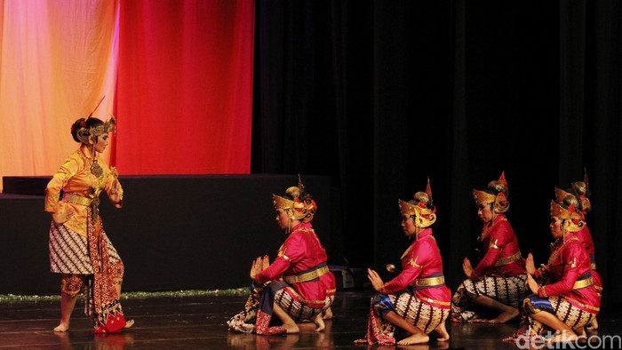 Penari mementaskan tari Drama Menak berjudul Kelaswara Jayengtresna di Teater Wayang Indonesia, Taman Mini, Jakarta, Minggu (21/09/2014). Tari Drama Menak merupakan salah satu seni tari klasik Jawa yang lahir dari lingkungan Keraton Kesultanan Yogyakarta.
