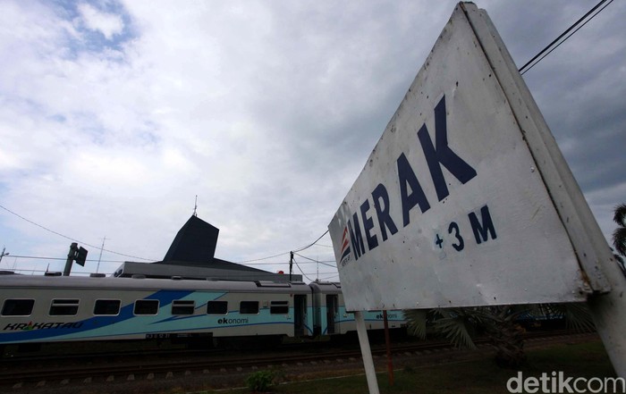 Kerata Ekonomi Krakatau jurusan Merak, Pasar senen, Madiun PT KAI telah resmi beroperasi pada hari ini di Stasiun Merak, Banten. Kereta ini merupakan produksi PT INKA Madiun. Bagaimana kondisi dan rupa kereta ini, yuks kita lihat. File/detikFoto.