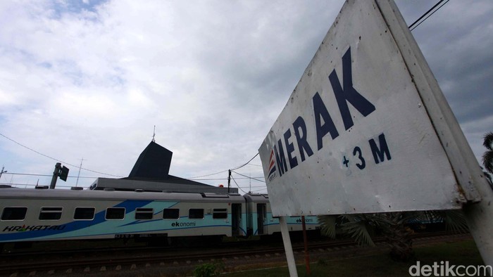Kerata Ekonomi Krakatau jurusan Merak, Pasar senen, Madiun PT KAI telah resmi beroperasi pada hari ini di Stasiun Merak, Banten. Kereta ini merupakan produksi PT INKA Madiun. Bagaimana kondisi dan rupa kereta ini, yuks kita lihat. File/detikFoto.