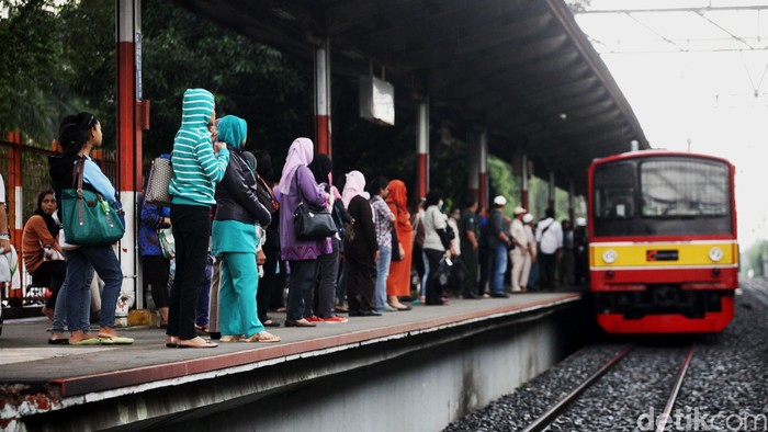 Penumpang KRL menunggu di Stasiun Duren Kalibata, Senin (26/05/2014). PT Kerta Api Indonesia (KAI) Communter Jabodetabek (KCJ) akan menambah jumlah perjalanan kereta sebanyak 645 perjalanan kereta.