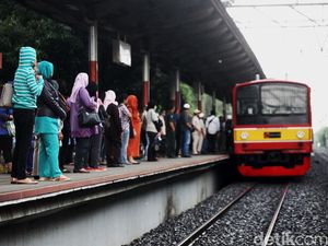 Viral Penumpang KRL Ditandu Disebut Corona di Stasiun, Ini Penjelasan KCI