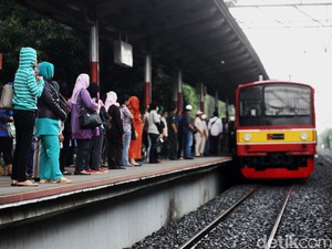Viral Penumpang KRL Ditandu Disebut Corona di Stasiun, Ini Penjelasan KCI