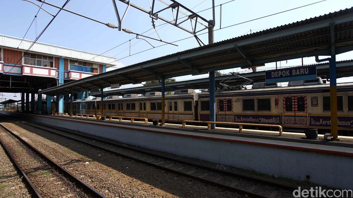 Suasana di Stasiun Kereta Depok Baru, Jawa Barat, Selasa (25/6). PT KAI telah melakukan penataan dan perbaikan di Stasiun Depok Baru diantaranya membongkar kios-kios untuk dijadikan lahan parkir, mensterilkan lokasi peron dari pedagang. File/detikFoto.