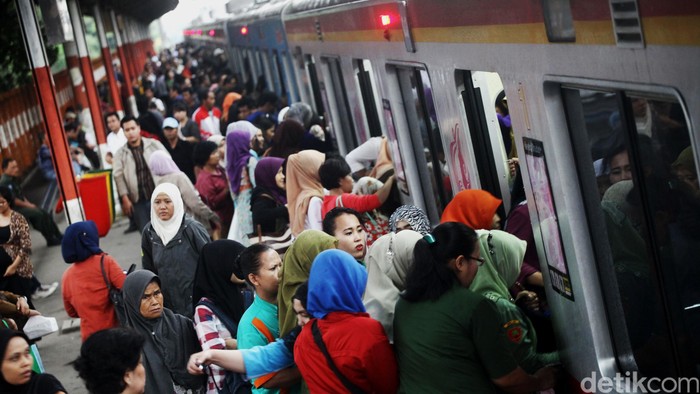 Naik TJ-KRL di Rush Hour Bikin Kaki Pegal, Dokter Bagikan Tips Mengatasinya