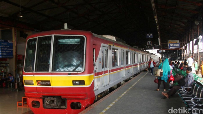 Aktivitas para penumpang Kereta Api Listrik (KRL) kereta di Peron Stasiun Jatinegara, Jakarta Timur, Selasa (25/6). Sejak dibersihkannya lapak-lapak pedagang kaki lima di area stasiun Jabodetabek beberapa waktu lalu, memberikan  rasa nyaman yang lebih kepada para penumpang KRL. File/detikFoto.