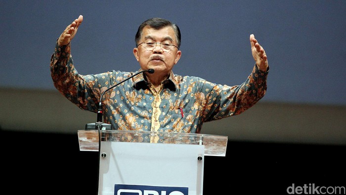 Wakil Presiden terpilih, Jusuf Kalla (JK) menghadiri diskusi bertajuk, Mengatasi Kemiskinan dan Ketimpangan, di Jakarta, Selasa (23/09). Dalam diskusi tersebut, membahas penurunan kemiskinan di Indonesia yang terus melambat dan ketimpangan yang meningkat tajam.