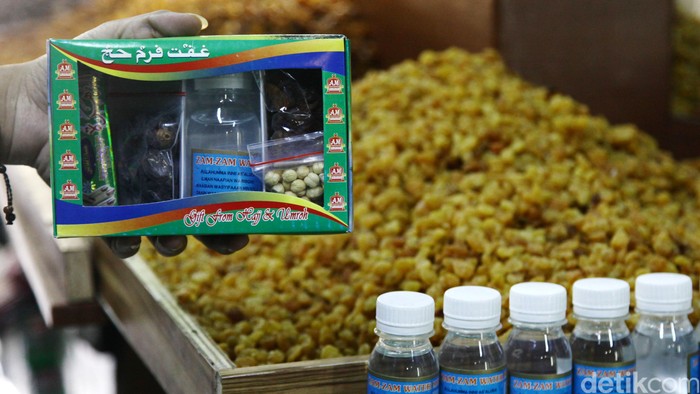 Pedagang kurma, air Zam-Zam dan aneka oleh-oleh haji di Tanah Abang Jakarta, Senin (22/9). Pedagang di salah satu toko penjual oleh-oleh haji mengaku menambah persediaan berbagai macam oleh-oleh haji untuk mengantisipasi peningkatan permintaan pada m