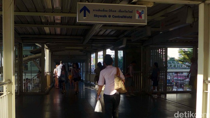 Sejumlah wisatawan dan warga Bangkok berjalan di Sky Walk, 989 Rama 1 Road, Pathumwan Bangkok, Thailand. Pemerintah Thailand membangun jalan untuk pejalan kaki diatas jalan raya guna memberikan kenyamanan kepada para pejalan kaki. Sky Walk ini terhub
