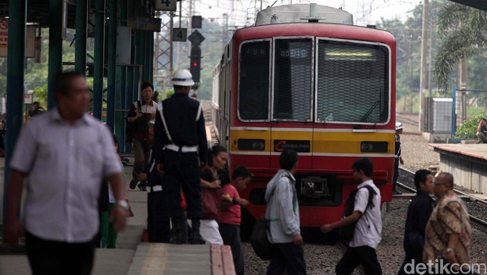 Penumpang turun dari KRL Commuter Line di Stasiun Manggarai, Jakarta Selatan, Selasa (2/4). PT KAI Commuter Jabotabek mulai bulan ini menambah jumlah perjalanan kereta api dari 514 menjadi 575 perjalanan kereta commuter line untuk semua tujuan di Jabodetabek.