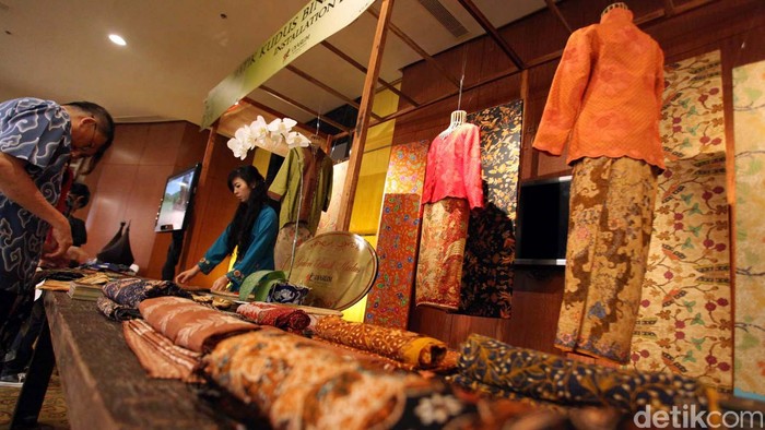 Batik Kudus di Bazaar Art Jakarta Batik Kudus kali ini turut dipertontonkan dalam program Bazaar Art Jakarta yang digelar di Ballroom Pacific Place Jakarta mulai Kamis (26/7) malam. Batik tulis asal Kudus Jawa Tengah itu menggandeng desainer terkemuka Oscar Lawalata yang melakukan pekerjaan sama dengan Djarum Apresiasi Budaya untuk dibuatkan karya Instalasinya dan dipertontonkan selama ekspo art Tersebut. File/detikFoto.