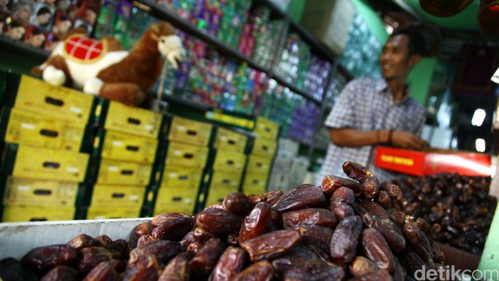 Pedagang kurma, air Zam-Zam dan aneka oleh-oleh haji di Tanah Abang Jakarta, Senin (22/9). Pedagang di salah satu toko penjual oleh-oleh haji mengaku menambah persediaan berbagai macam oleh-oleh haji untuk mengantisipasi peningkatan permintaan pada musim ibadah haji.
