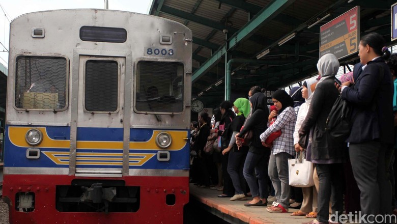 Sempat Alami Gangguan Sinyal, Perjalanan KRL Normal Kembali Sempat Alami Gangguan Sinyal, Perjalanan KRL Normal Kembali