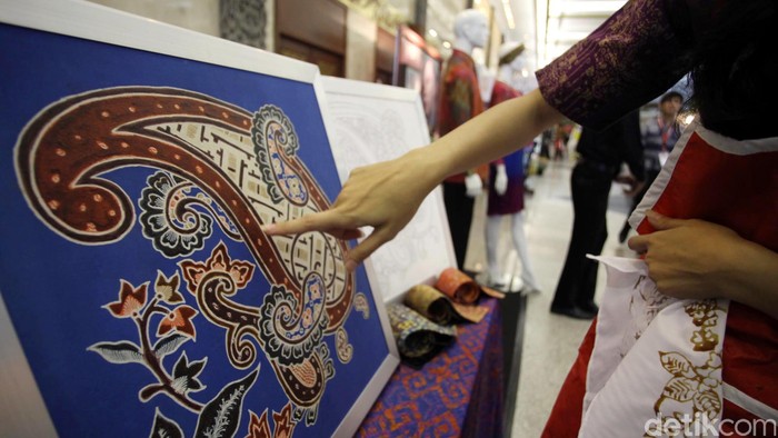 Salah satu brand batik kenamaan Alleira membuka demo dan belajar membatik gratis di ajang Indonesia Brand Forum di JCC, Senin (20/5/2013). Alleira melalui salah satu staffnya memberikan ilmu membatik secara cuma-cuma kepada siapapun yang ingin belajar. File/detikFoto.