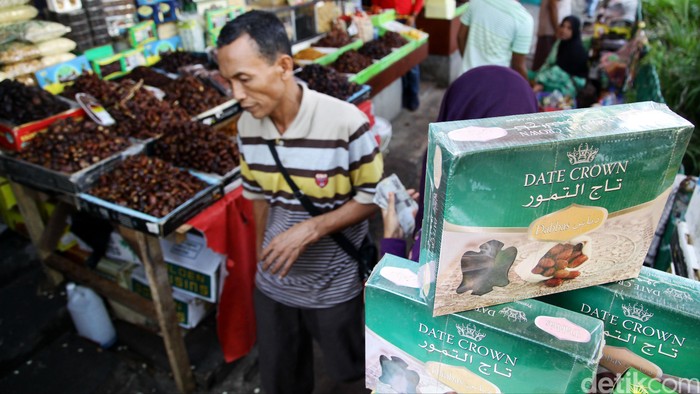 Pedagang kurma, air Zam-Zam dan aneka oleh-oleh haji di Tanah Abang Jakarta, Senin (22/9). Pedagang di salah satu toko penjual oleh-oleh haji mengaku menambah persediaan berbagai macam oleh-oleh haji untuk mengantisipasi peningkatan permintaan pada musim ibadah haji.
